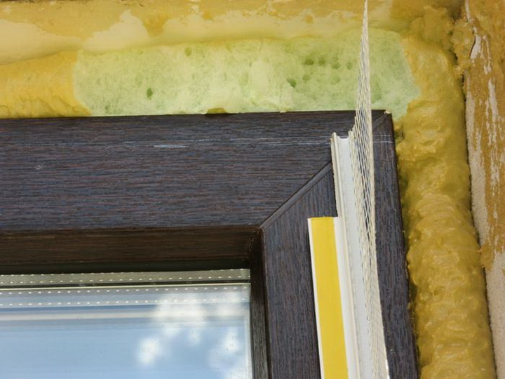 Установка элементов примыкания на блоки оконных и дверных проёмов. Фото 2.