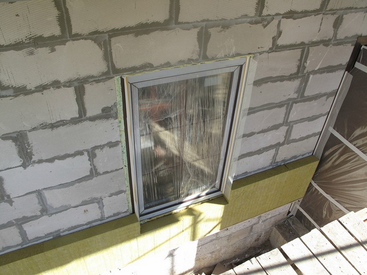 Установка элементов примыкания на блоки оконных и дверных проёмов. Фото 6.