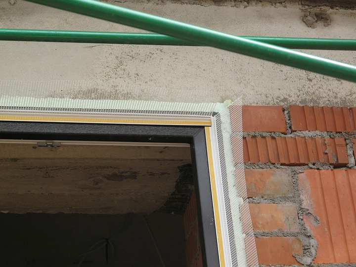 Установка элементов примыкания на блоки оконных и дверных проёмов. Фото 5.