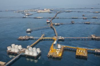 Из-за шторма рухнула нефтяная платформа в Каспийском море